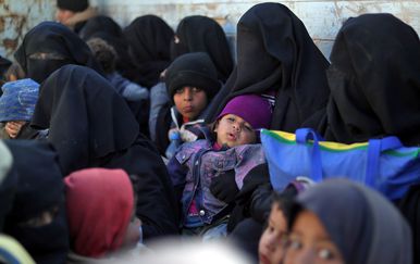 Djeca s majkama u Siriji (Foto: AFP)