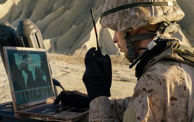 Vojnik na kompjuteru (Foto: Getty Images)