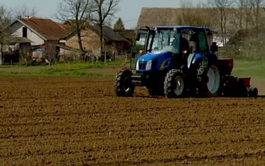 Traktor na polju (Foto: Dnevnik.hr) - 2