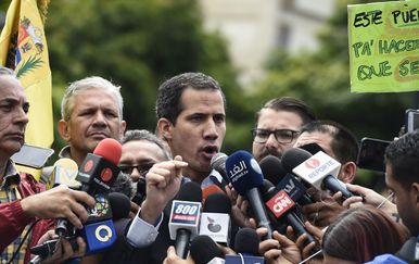 Oporbeni vođa Juan Guaido krenuo po pomoć (Foto: AFP)