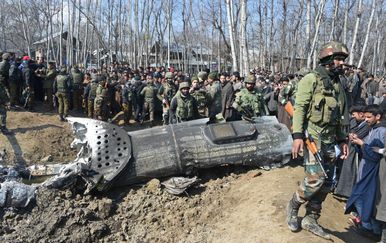 Ostaci indijskog borbenog aviona nakon što je srušen u Kašmiru (Foto: AFP) - 1