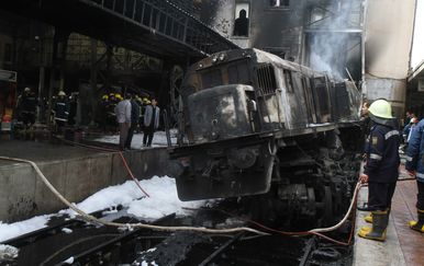 Željeznička postaja u Egiptu nakon sudara vlaka i betonske barijere (Foto: AFP) - 2