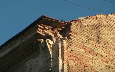 Zgrada oštećena u potresu - 6