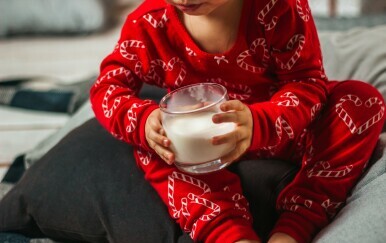 Dijete i čaša mlijeka