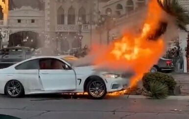 Auto u plamenu