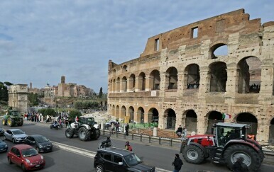 Traktori prošli pored Koloseja