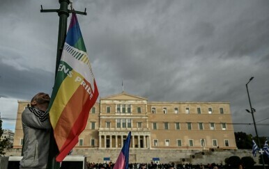 Vješanje LGBTQ+ zastave ispred zgrade Parlamenta