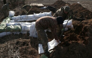 Ukrajinski vojnici grade utvrdu nedaleko od Avdiivke