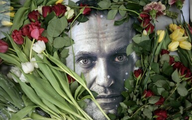 Fotografija Alekseja Navaljnog obasuta cvijećem u Frankfurtu