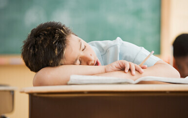 Učenik spava u školi