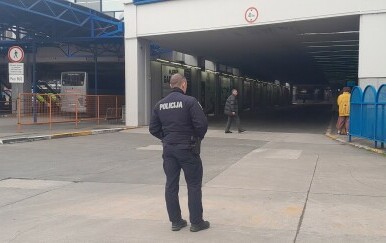 Muškarac kod kolodvora više puta udario 66-godišnjakinju, nije stao ni nakon što je pala