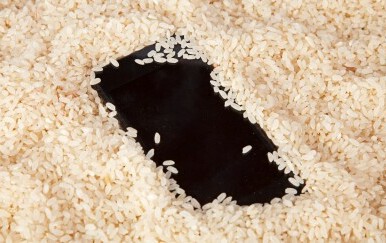 Sušenje mobitela rižom