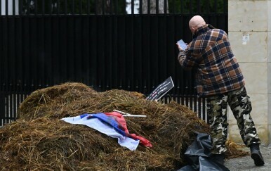 Gomila gnoja pred kućom ruskog diplomata - 2
