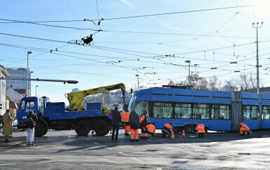 Tramvaj iskočio iz tračnica i sudario se s drugim tramvajem na križanju Vukovarske ulice i Avenije Marina Držića u Zagrebu - 3