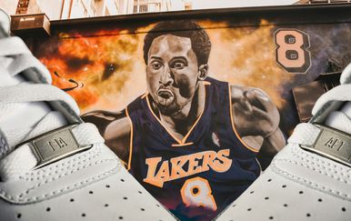 grafit košarkaša kobea bryanta u dresu LA Lakersa i tenisice nike air force