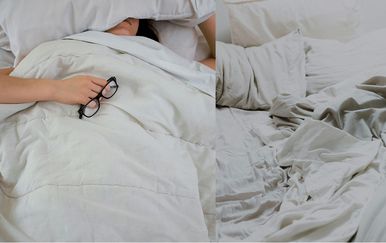 žena nemirno leži u krevetu s neočalama u ruci a pokrivena jastukom preko lica i slika praznog razbacanog kreveta