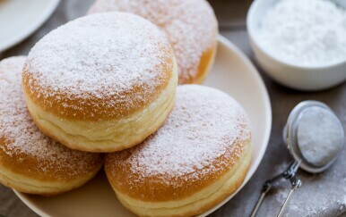 Njemačka krafna s pekmezom