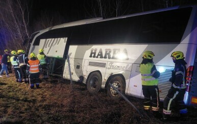 Prevrnuo se autobus na A1