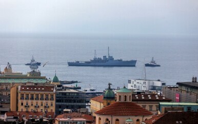 Remorkeri tegle brod Galeb u luku