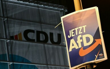 Plakat AFD-a ispred CDU-ovog sjedišta