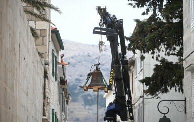 HGSS uklanja zvonik Kneževog dvora u Pagu nakon potresa - 2