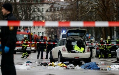 Automobil se zabio u ljude u Münchenu - 3