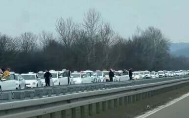 Kolona taksista na ulazu u Kragujevac