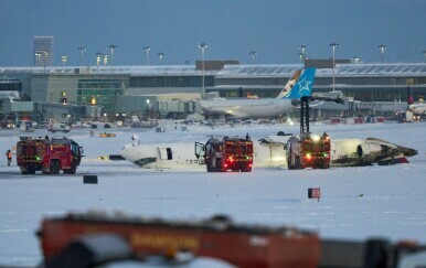 Zrakoplov Delta Airlinesa prevrnuo se na pisti u Torontu