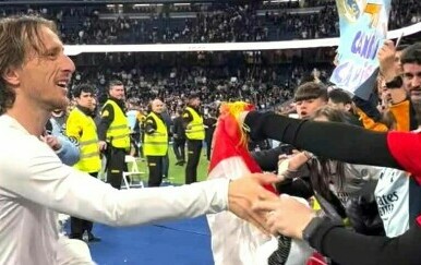 Luka Modrić poklonio dres mladoj navijačici iz Hrvatske