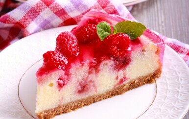 Cheesecake s malinama i bijelom čokoladom