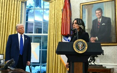 Tulsi Gabbard priseže na dužnost u Ovalnom uredu Donalda Trumpa