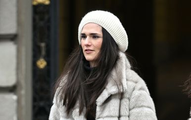 Ulična moda Zagreb mama u minici i bundici