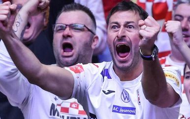 Duvnjak s tribina u društvu supruge i sinčića bodrio rukometaše u velikoj večeri za Hrvatsku