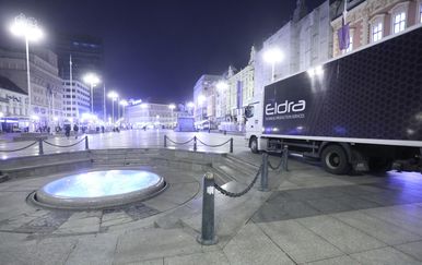 Kamion s opremom za pozornicu za doček rukometaša