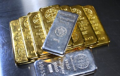 Zlato zabilježilo najveći jednodnevni pad od 1983., srebro doživjelo povijesni slom