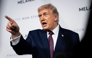 Donald Trump ponovno skrivao modrice šminkom: Pažnju na premijeri Melanijina filma ukrala njegova ruka