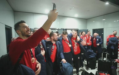 Ponosni na naše rukometaše - s broncom se vratili u domovinu!