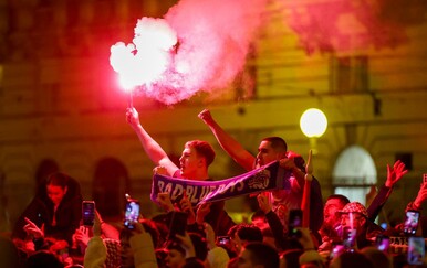 Pogledajte trenutak kada je na Trgu puštena "Lijepa li si", atmosfera je sve vatrenija!