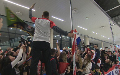 Doček reprezentacije u Zagrebu uz navijače i političke trzavice