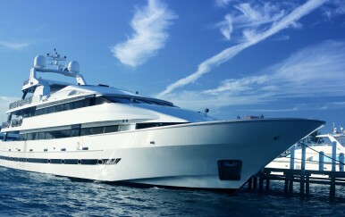 Zašto na luksuznim jahtama milijardera više neće biti tikovine i čime će biti zamijenjena