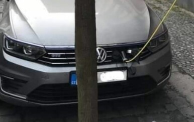 Ovako se puni automobil ako živiš u stanu! Scena iz Praga nasmijala društvene mreže