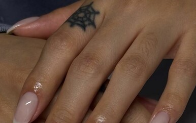 Ova verzija francuske manikure koja je u trendu svidjet će se ljubiteljicama clean girl estetike