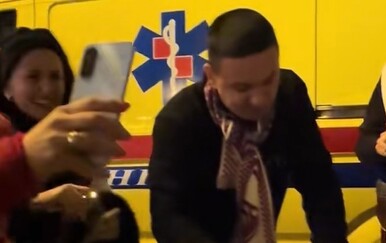 Muškarac rezao pršut i dijelio ga publici na dočeku rukometaša u Zagrebu