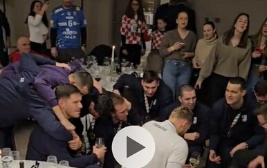 Pogledajte kako su slavili rukometaši nakon dočeka: Bila je luda atmosfera!