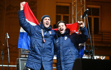 Rukometaši dočekani u Rijeci uz njihov najdraži hit: Pogledajte proslavu!