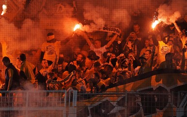 Huligani ismijavali ozlijeđenu policajku koja je pogođena poklopcem šahta