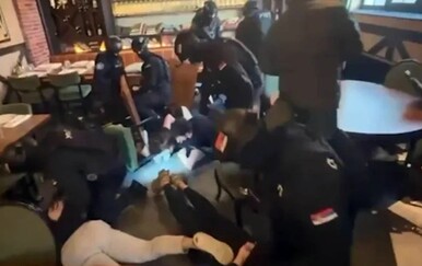 VIDEO Dramatična snimka akcije u Beogradu: Policija upala u restoran i za tren uhitila više osoba