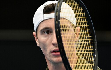 VIDEO Skandal u tenisu, pljušte optužbe: Izgubio nakon što je pogledao mobitel