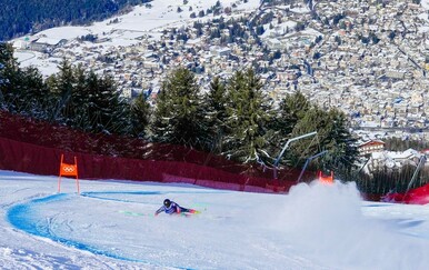 VIDEO Strašan pad u Bormiju: Skijaš pri 120 km/h ostao bez kacige i završio krvavog lica