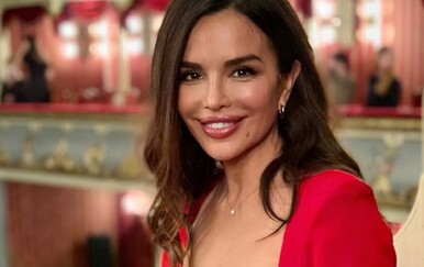 Severina povodom Dana crvenih haljina objavila niz fotografija u upečatljivim crvenim kreacijama